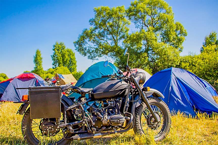 zeltlager für motorradfahrer in der provence