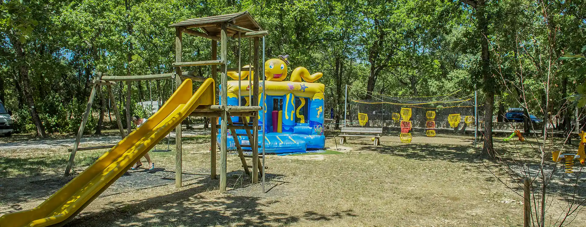 camping avec air de jeux pour enfant