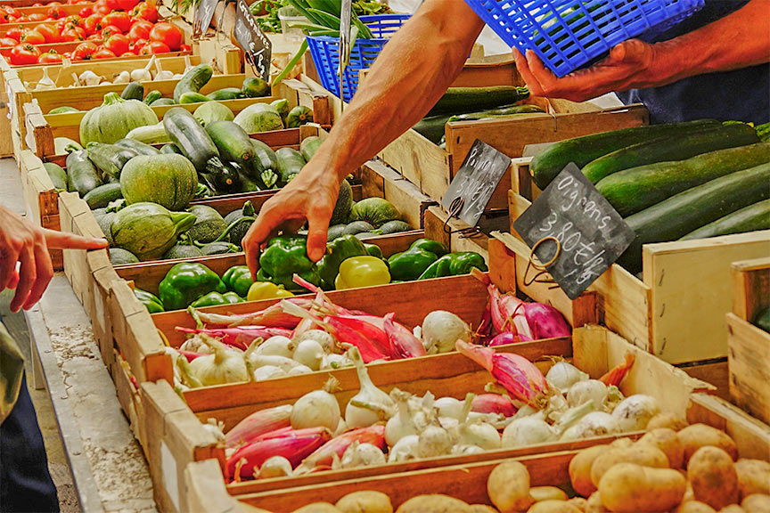 dagelijkse markt in de buurt van camping les truffieres