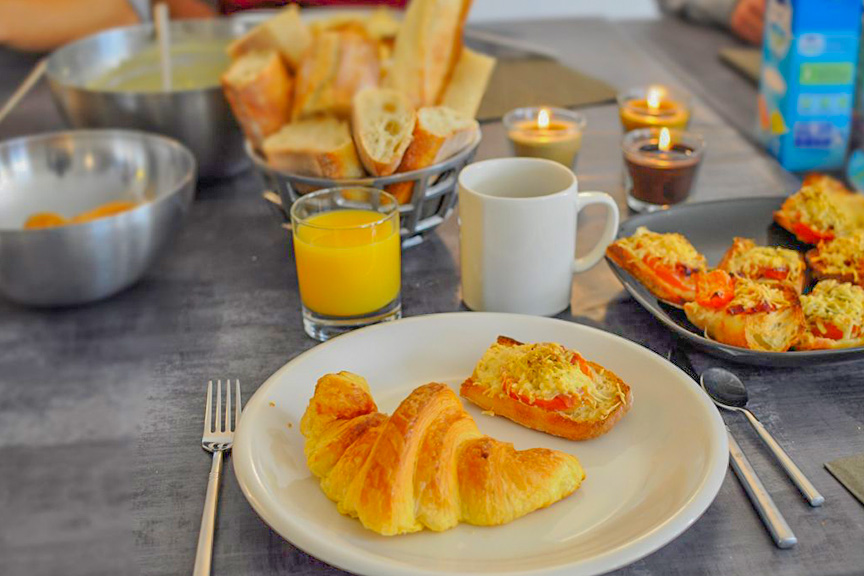 frühstück auf dem campingplatz les truffieres in der drome