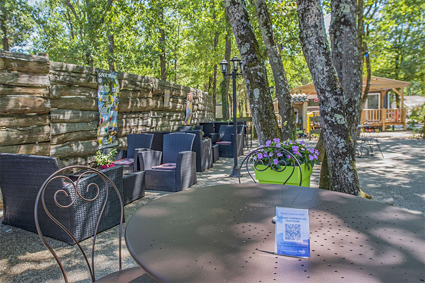 terrace of the restaurant camping les truffieres drome