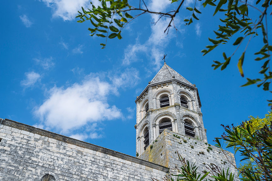 discover the village of la garde adhemar