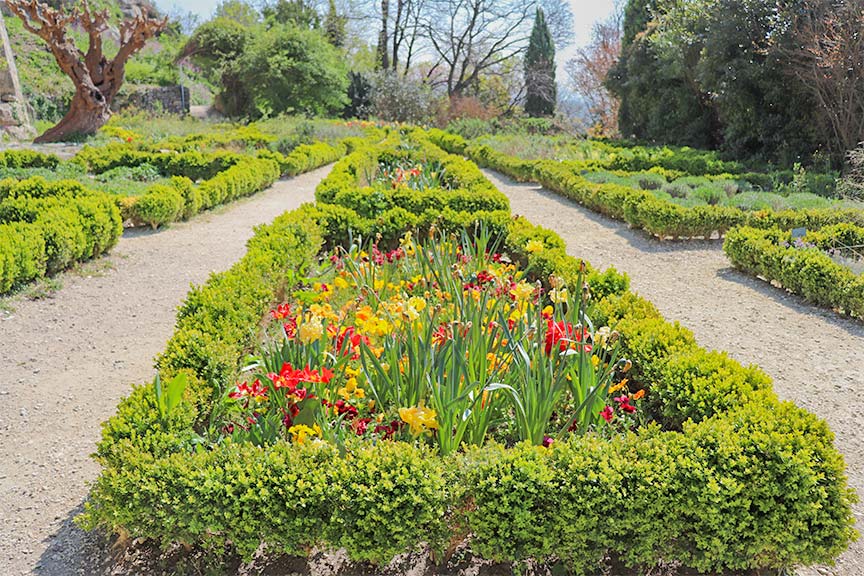 jardins des herbes garde adhemar